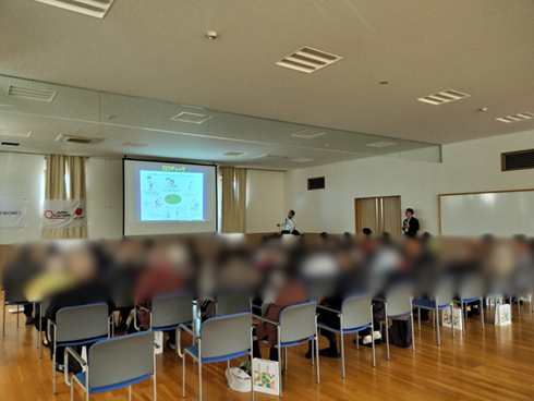 先生の話に熱心に耳を傾ける参加者